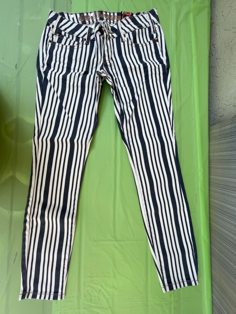LOW RISE DOLLHOUSE STRIPED ANKLE CROPPED JEANS SIZE  1 JUNIORS
